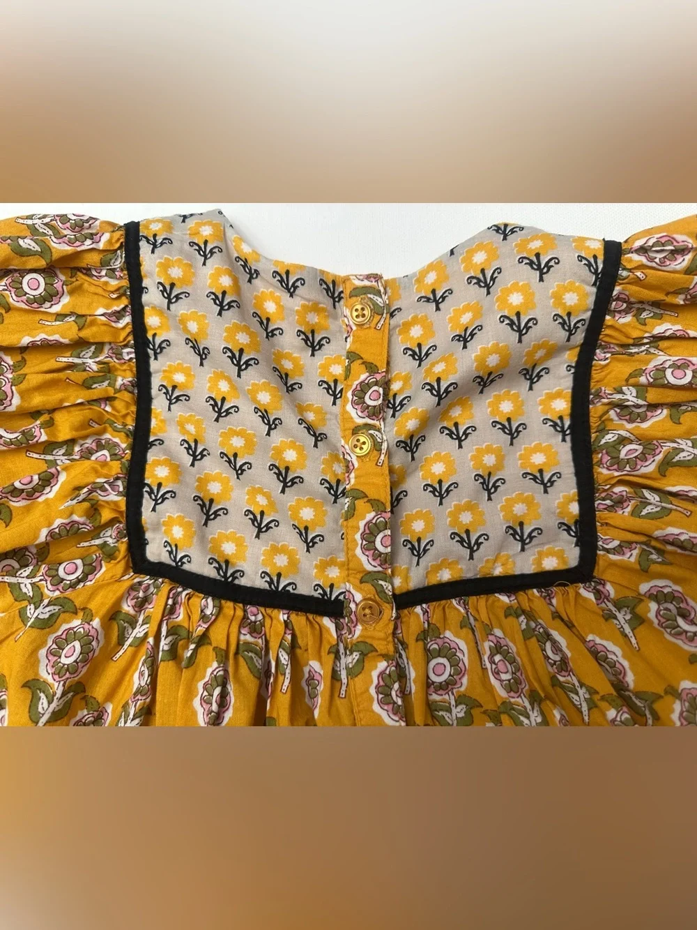 Zara girl’s Mustard Floral Puff-Sleeve Dress with Black Trim.  Size 3-4T.